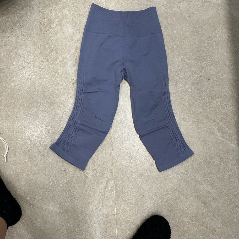Lulu lemon capris size 2 in an off grey/purple color